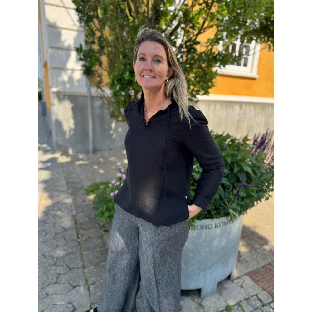 Hést Black Sari Linen Blouse