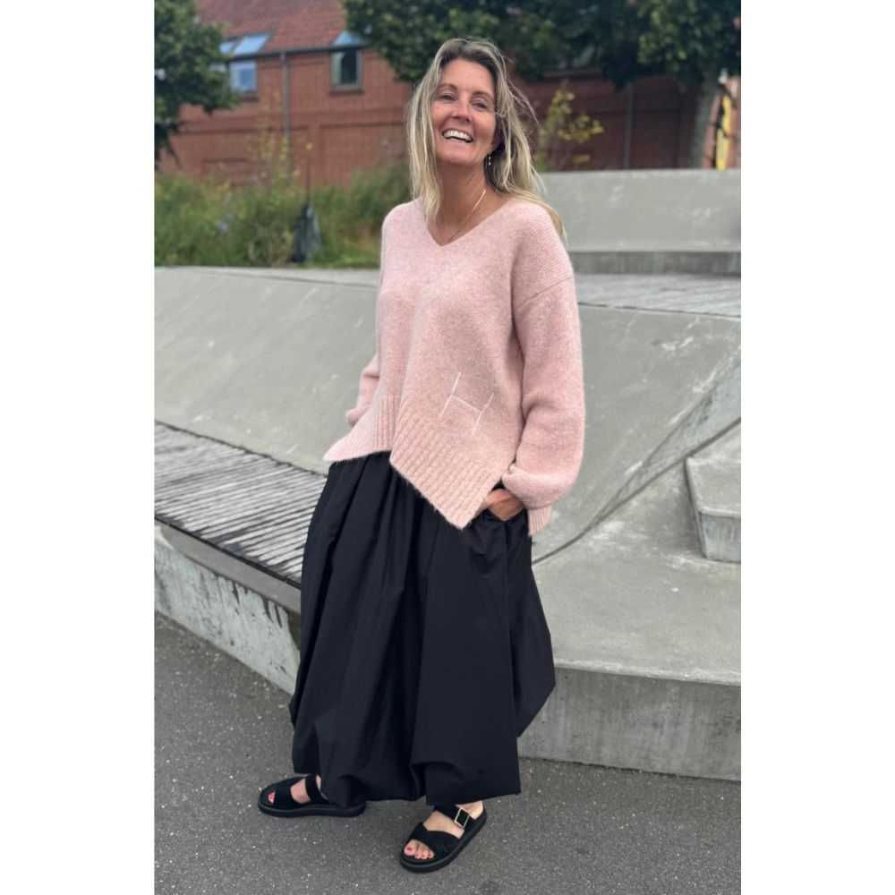 HÈST Rose Sofie V-Neck Sweater