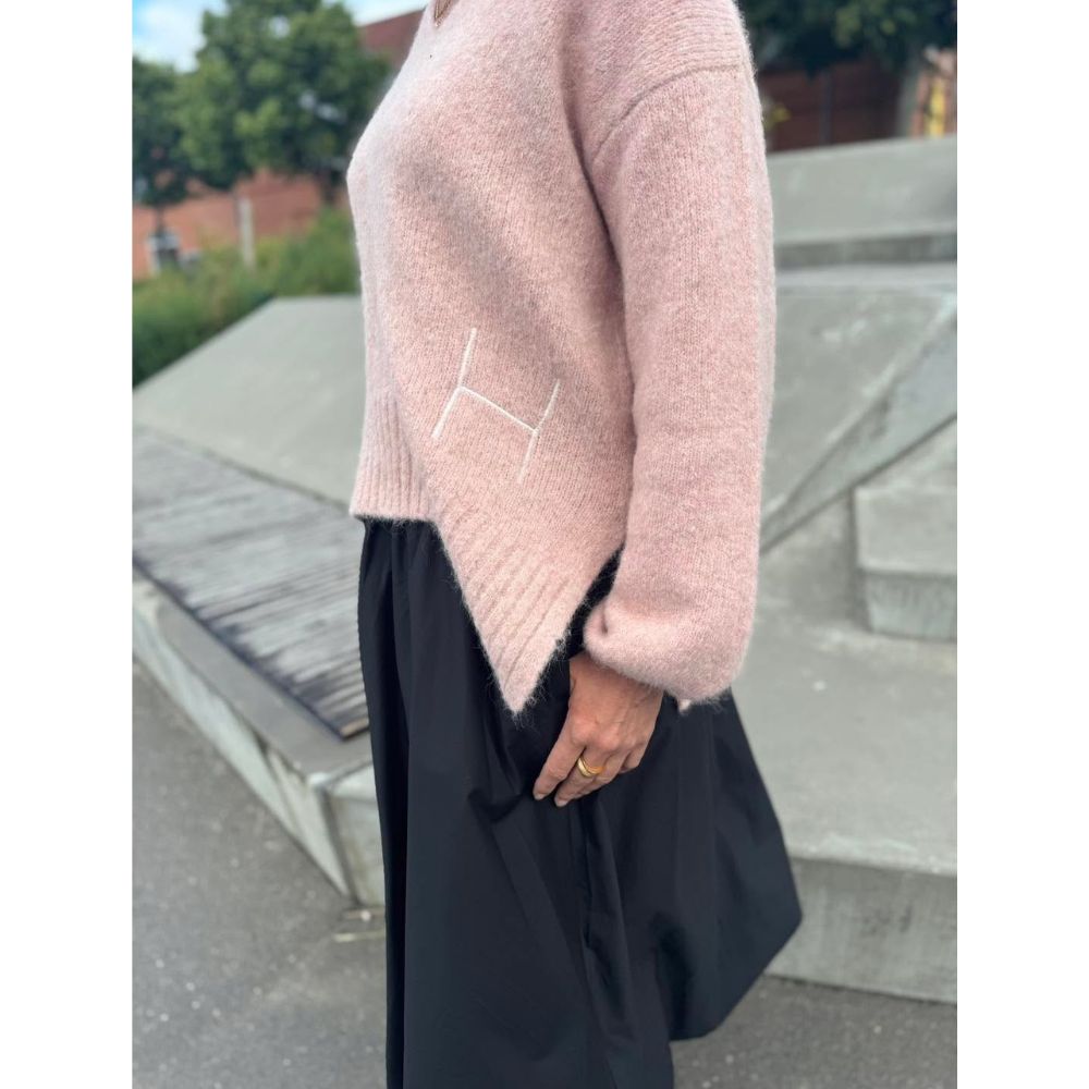 HÈST Rose Sofie V-Neck Sweater