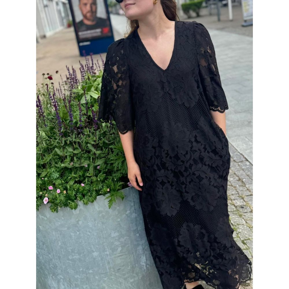 L'amité Sort Curvey Lace Hem dress