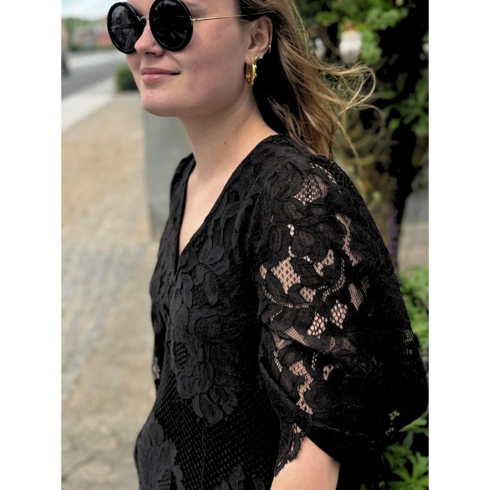L'amité Sort Curvey Lace Hem dress